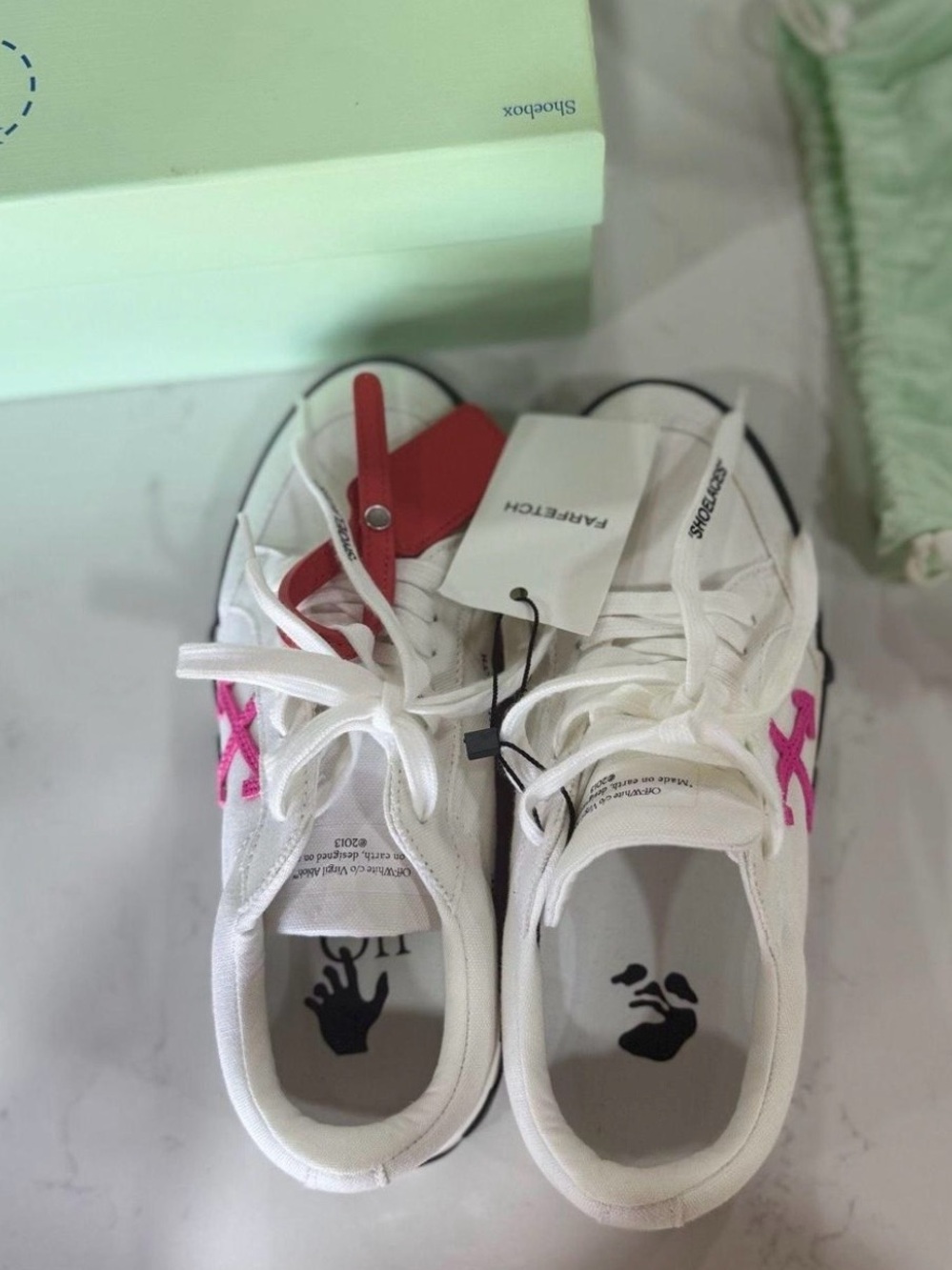 Off-White Kids White Sneakers with Pink Arrow and Black-Striped Sole - Picture 5 of 7